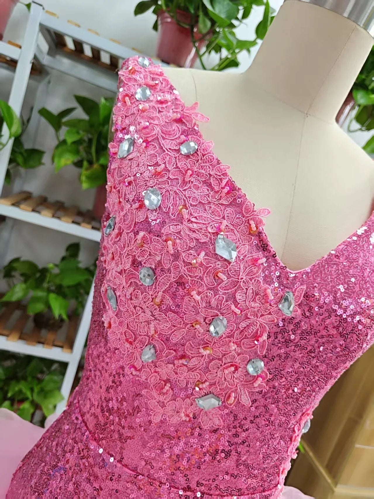 Vestido Bonito de Cuello en V Rosa Corto para Baile de Bienvenida y Faldón de Tul con Volantes Rosa Vestido de Cumpleaños F1069