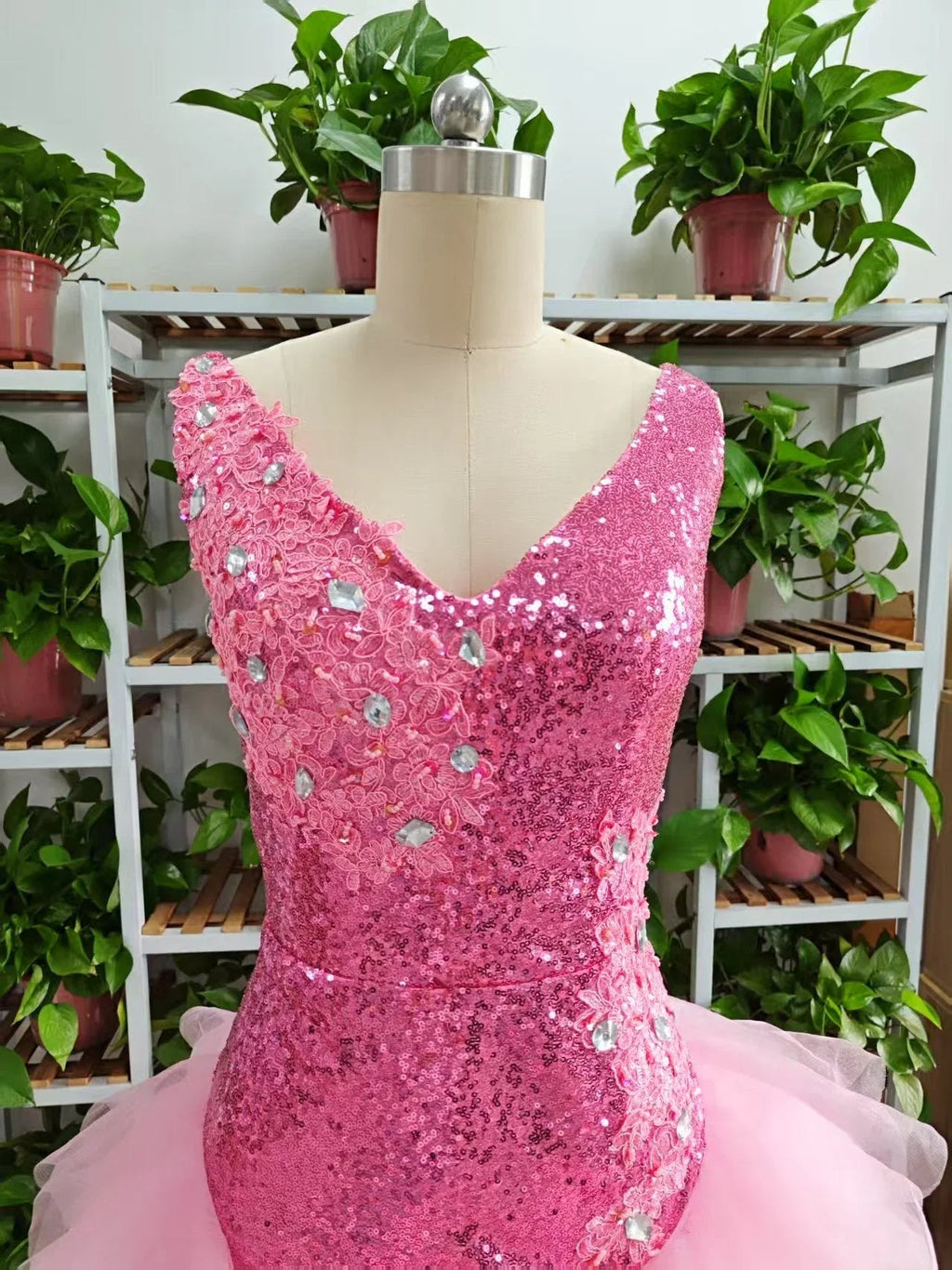 Vestido Bonito de Cuello en V Rosa Corto para Baile de Bienvenida y Faldón de Tul con Volantes Rosa Vestido de Cumpleaños F1069