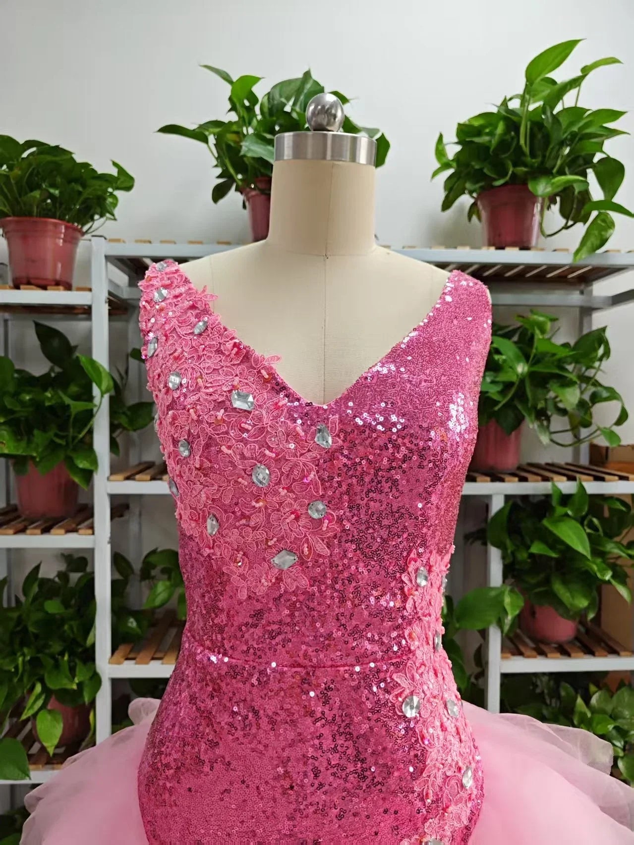 Vestido Bonito de Cuello en V Rosa Corto para Baile de Bienvenida y Faldón de Tul con Volantes Rosa Vestido de Cumpleaños F1069