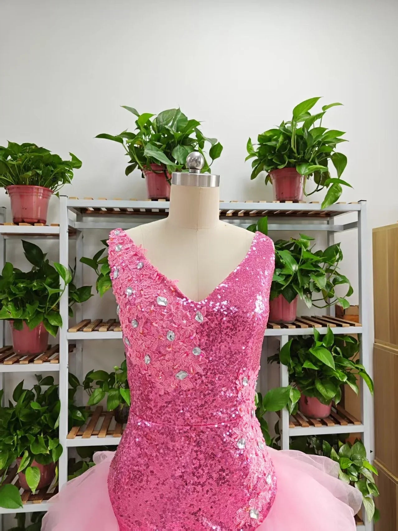 Vestido Bonito de Cuello en V Rosa Corto para Baile de Bienvenida y Faldón de Tul con Volantes Rosa Vestido de Cumpleaños F1069