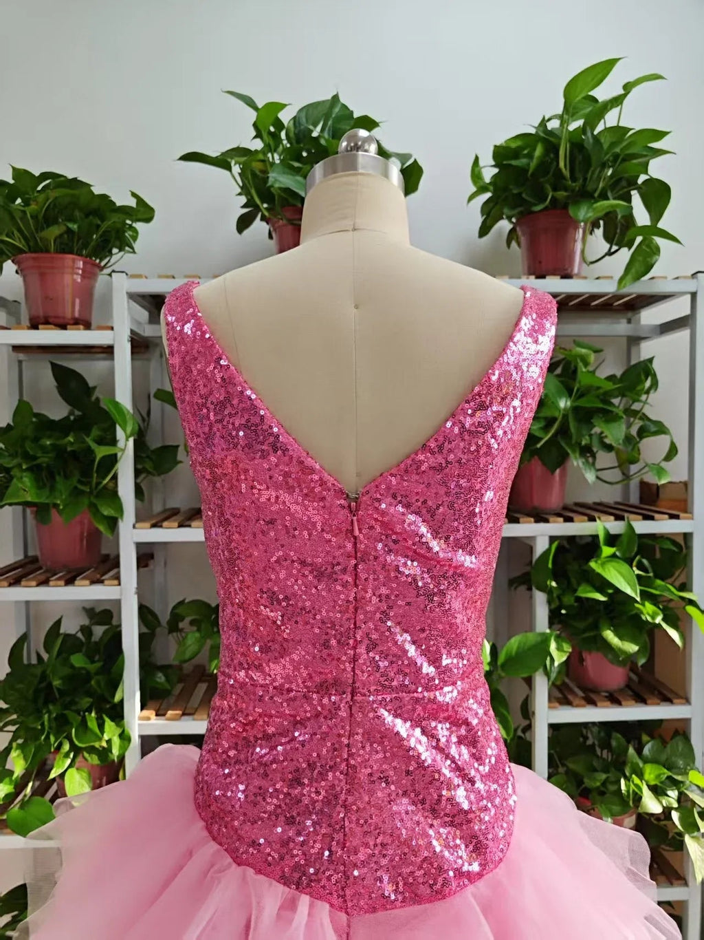 Vestido Bonito de Cuello en V Rosa Corto para Baile de Bienvenida y Faldón de Tul con Volantes Rosa Vestido de Cumpleaños F1069