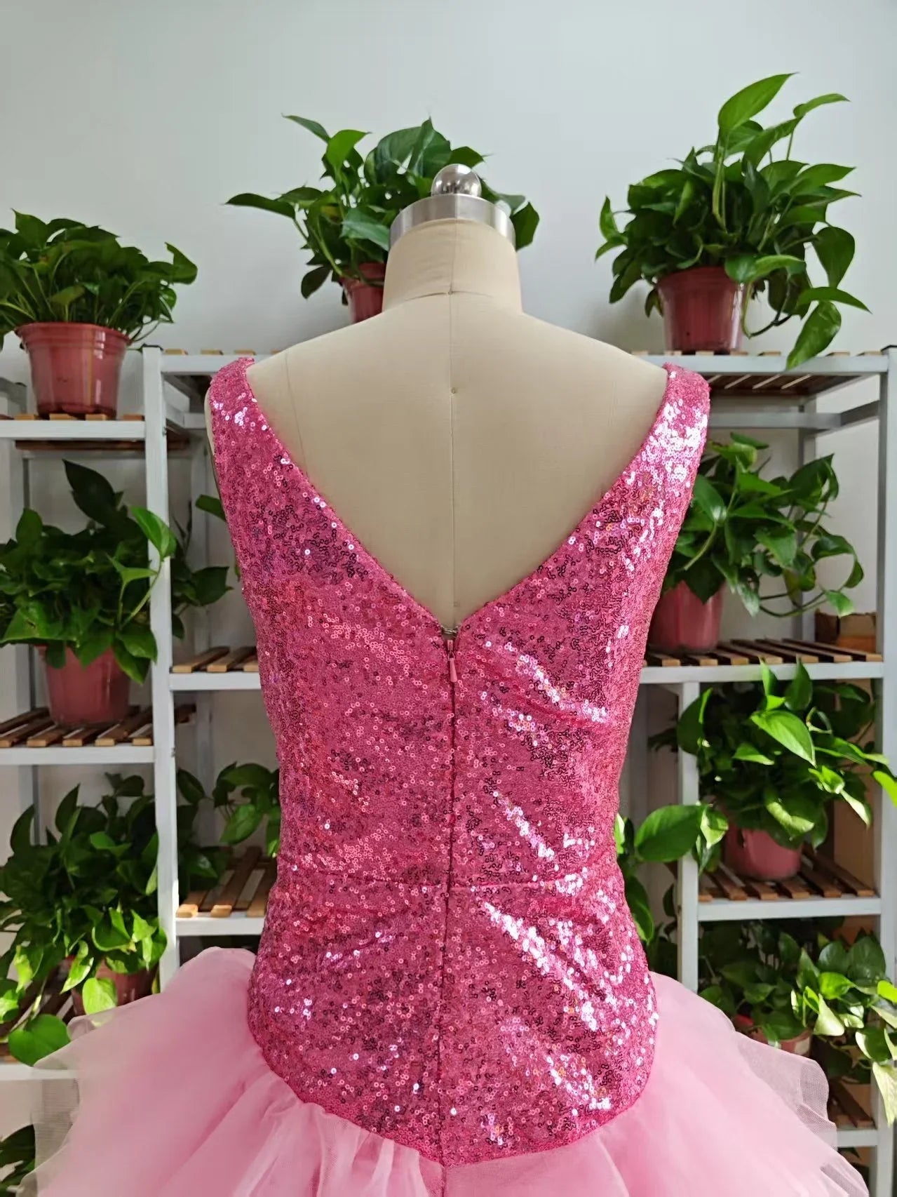 Vestido Bonito de Cuello en V Rosa Corto para Baile de Bienvenida y Faldón de Tul con Volantes Rosa Vestido de Cumpleaños F1069