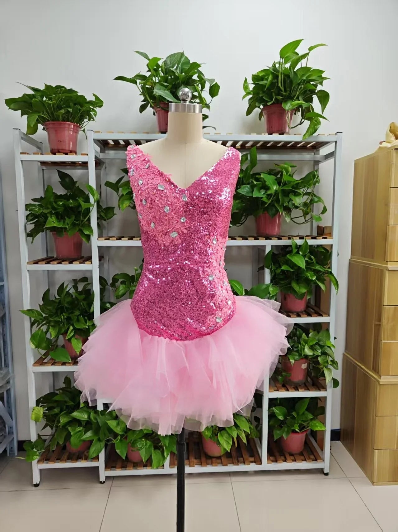 Vestido Bonito de Cuello en V Rosa Corto para Baile de Bienvenida y Faldón de Tul con Volantes Rosa Vestido de Cumpleaños F1069