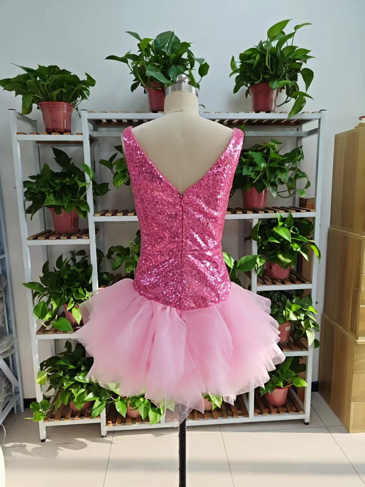 Vestido Bonito de Cuello en V Rosa Corto para Baile de Bienvenida y Faldón de Tul con Volantes Rosa Vestido de Cumpleaños F1069