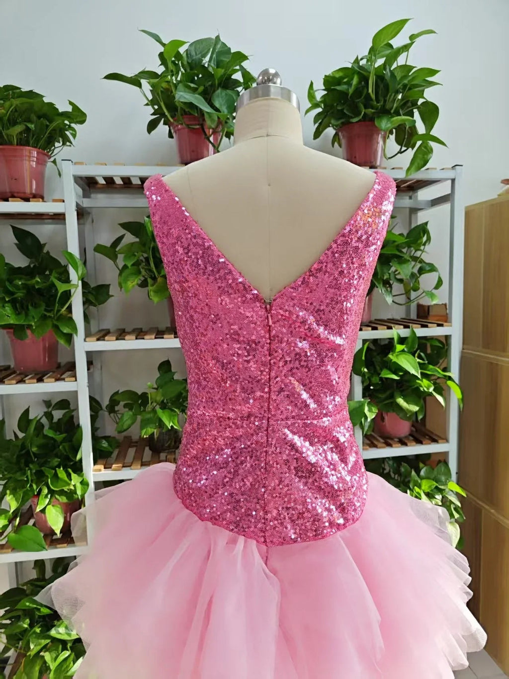 Vestido Bonito de Cuello en V Rosa Corto para Baile de Bienvenida y Faldón de Tul con Volantes Rosa Vestido de Cumpleaños F1069
