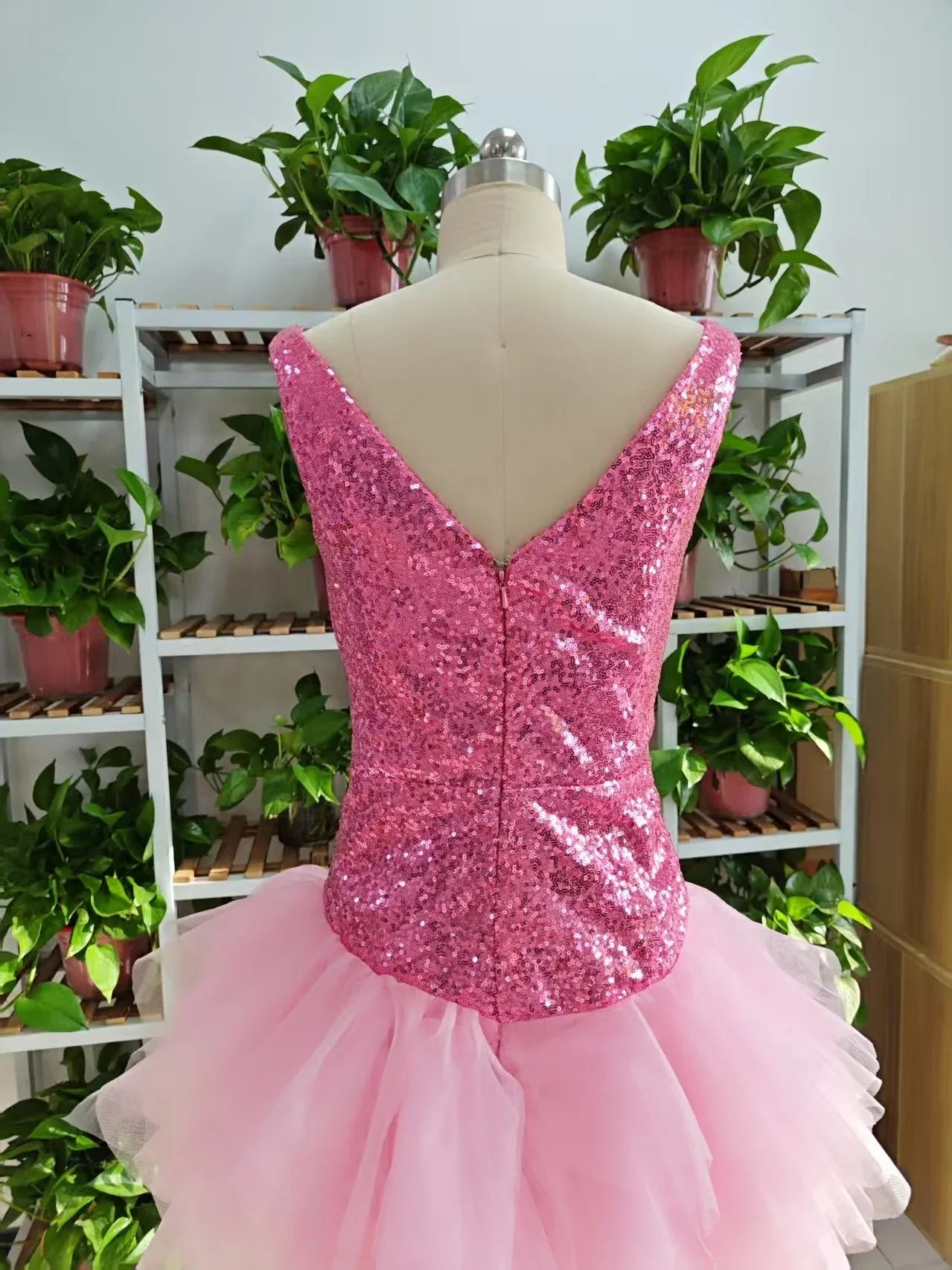Vestido Bonito de Cuello en V Rosa Corto para Baile de Bienvenida y Faldón de Tul con Volantes Rosa Vestido de Cumpleaños F1069