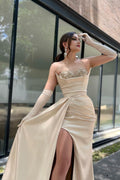 Champagnerfarbenes, langes Meerjungfrau-Ballkleid aus Satin mit Herzausschnitt und hohem Schlitz und Ärmeln
