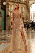 Abito da Sera Lungo Champagne con Scollo a V, Paillettes, Piume e Spacco Alto