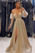 Vestido de noche largo con mangas largas, silueta princesa (A-line), escote en V y lentejuelas color champán con abertura frontal