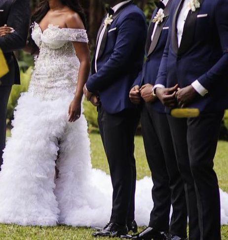 Vestido de Noiva Linha A Decote Ombro a Ombro Encantador Com Cauda Capela