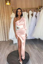 Bezauberndes schwarzes Abendkleid aus Satin im Meerjungfrauenstil mit langen Ärmeln und einer Schulter und Schlitz