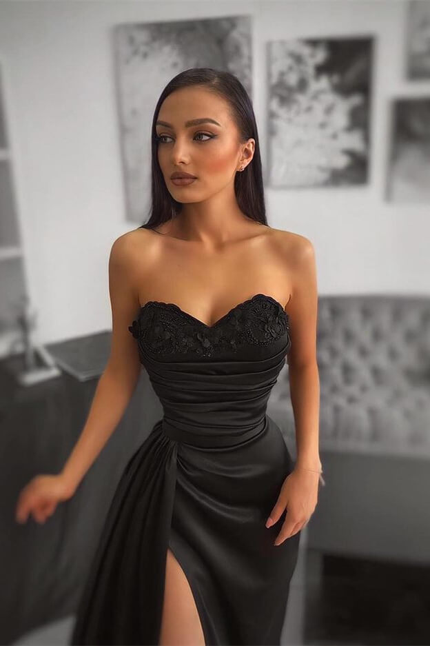 Vestido de noite comprido, preto e charmoso, estilo sereia, com decote em coração e aplicações em renda