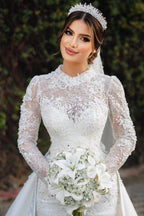 Charmantes Langarm-Nixenausschnitt-Hochhals-Satin-Spitzen-Brautkleid mit Kapellenzug