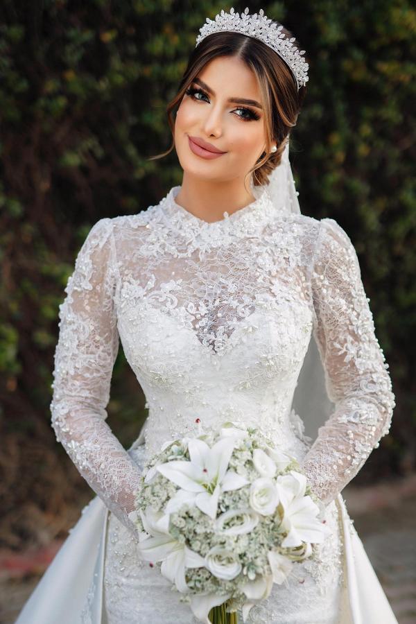 Charmantes Langarm-Nixenausschnitt-Hochhals-Satin-Spitzen-Brautkleid mit Kapellenzug