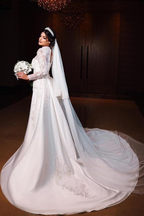 Charmantes Langarm-Nixenausschnitt-Hochhals-Satin-Spitzen-Brautkleid mit Kapellenzug