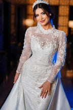 Charmantes Langarm-Nixenausschnitt-Hochhals-Satin-Spitzen-Brautkleid mit Kapellenzug