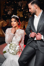 Charmantes Langarm-Nixenausschnitt-Hochhals-Satin-Spitzen-Brautkleid mit Kapellenzug