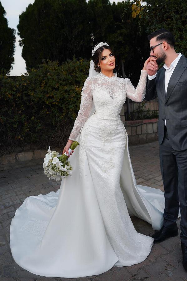 Charmantes Langarm-Nixenausschnitt-Hochhals-Satin-Spitzen-Brautkleid mit Kapellenzug