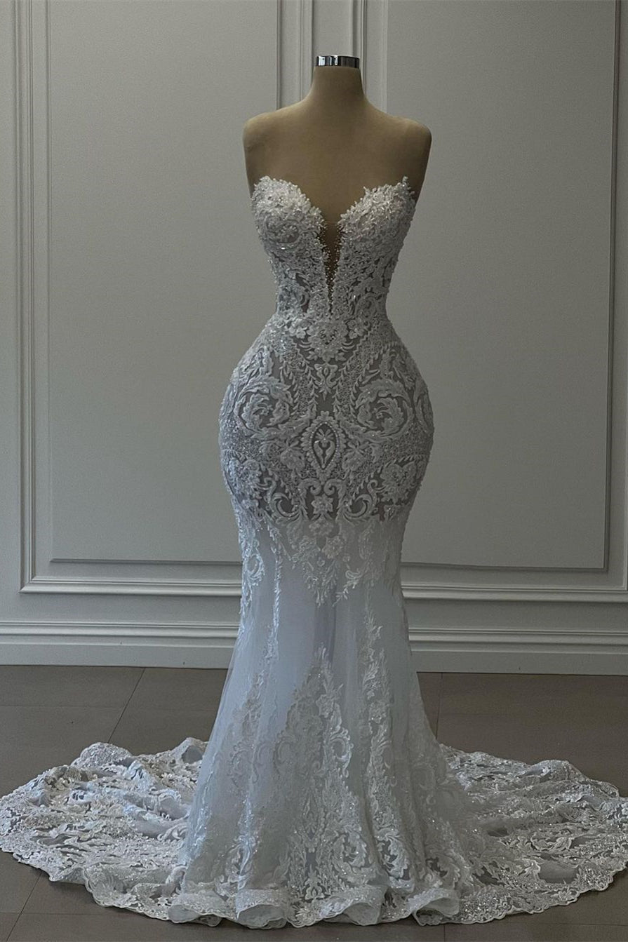 Charmantes langes weißes Sweetheart-Mermaid-Kleid mit spitzenbesetzten Ärmeln und schulterfreiem Design für die Hochzeit