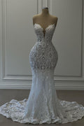 Charmantes langes weißes Sweetheart-Mermaid-Kleid mit spitzenbesetzten Ärmeln und schulterfreiem Design für die Hochzeit