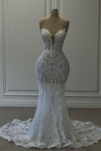 Charmantes langes weißes Sweetheart-Mermaid-Kleid mit spitzenbesetzten Ärmeln und schulterfreiem Design für die Hochzeit