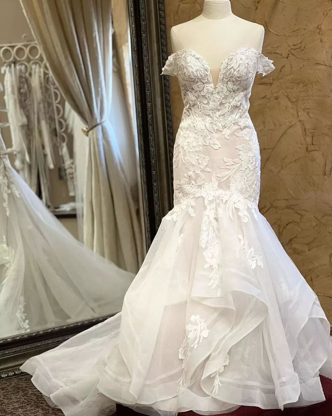 Charmantes Meerjungfrau-Spitzen-V-Ausschnitt-Armloses Weißes Brautkleid Mit Applikationen