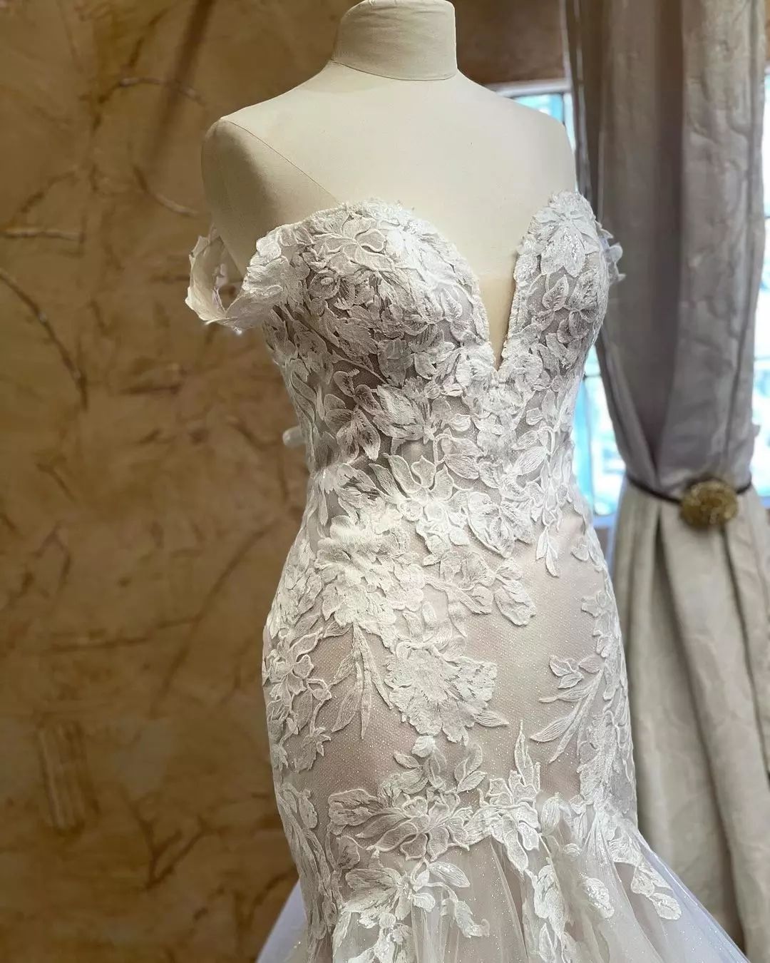 Charmantes Meerjungfrau-Spitzen-V-Ausschnitt-Armloses Weißes Brautkleid Mit Applikationen