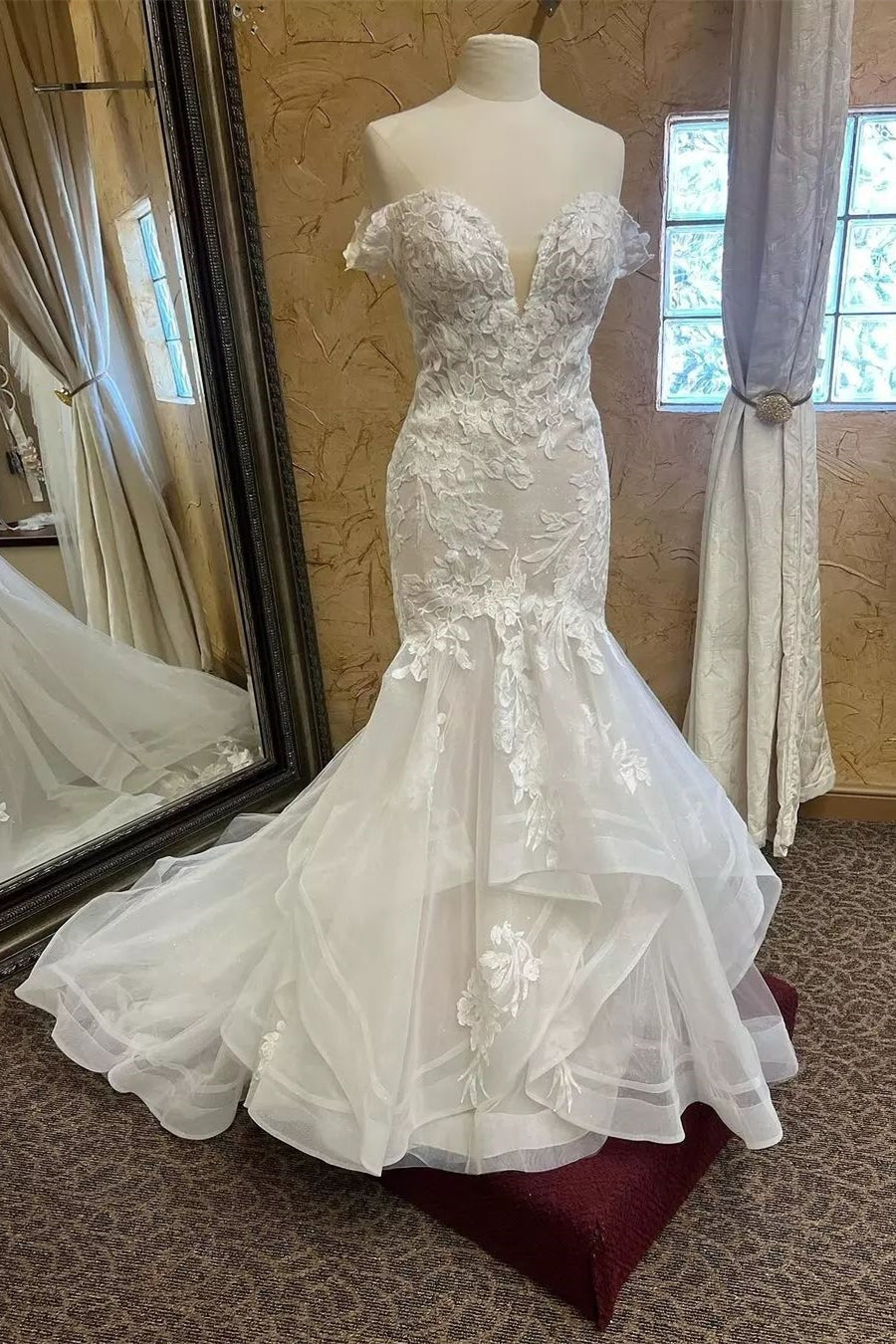 Charmantes Meerjungfrau-Spitzen-V-Ausschnitt-Armloses Weißes Brautkleid Mit Applikationen