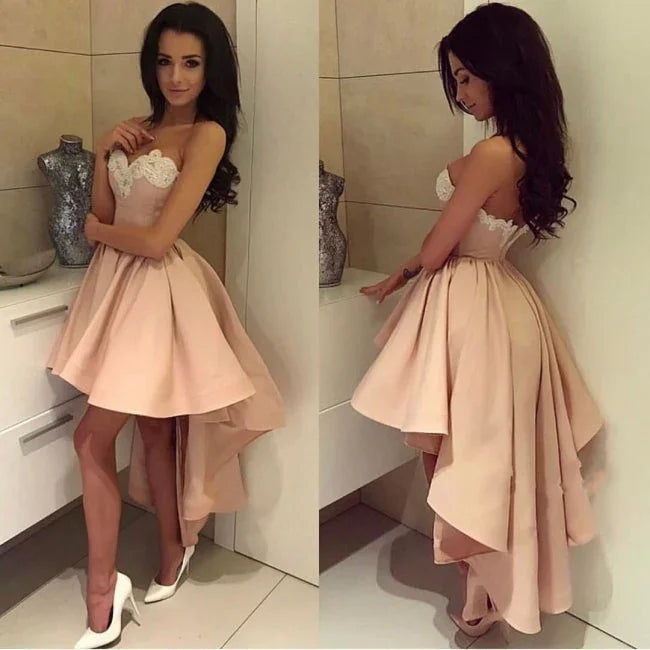 Charmantes Herz-Ausschnitt-Spitze Hi-Lo Homecoming-Kleid Gold Trägerlos Kurzes Partykleid mit Applikationen