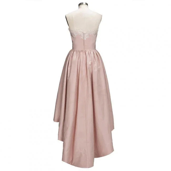 Charmantes Herz-Ausschnitt-Spitze Hi-Lo Homecoming-Kleid Gold Trägerlos Kurzes Partykleid mit Applikationen
