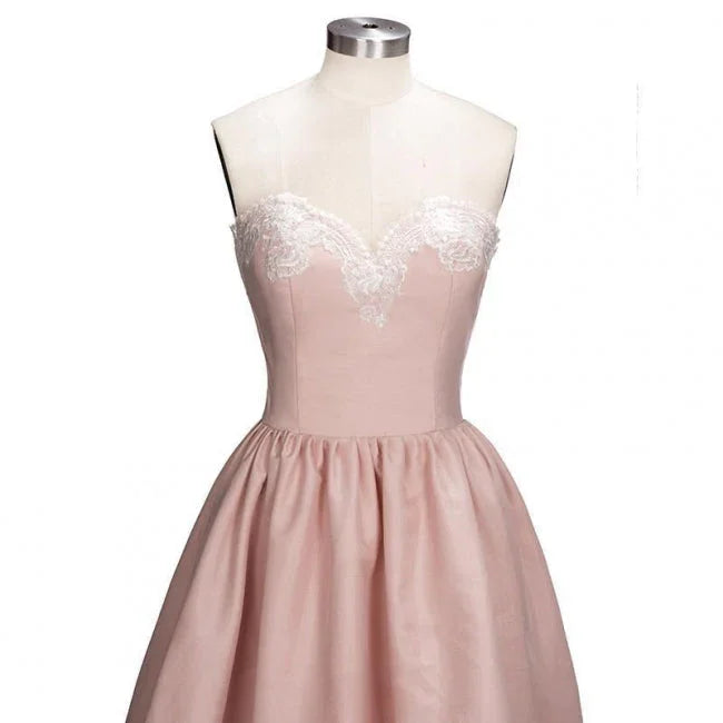 Charmantes Herz-Ausschnitt-Spitze Hi-Lo Homecoming-Kleid Gold Trägerlos Kurzes Partykleid mit Applikationen