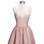 Charmantes Herz-Ausschnitt-Spitze Hi-Lo Homecoming-Kleid Gold Trägerlos Kurzes Partykleid mit Applikationen