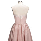 Charmantes Herz-Ausschnitt-Spitze Hi-Lo Homecoming-Kleid Gold Trägerlos Kurzes Partykleid mit Applikationen