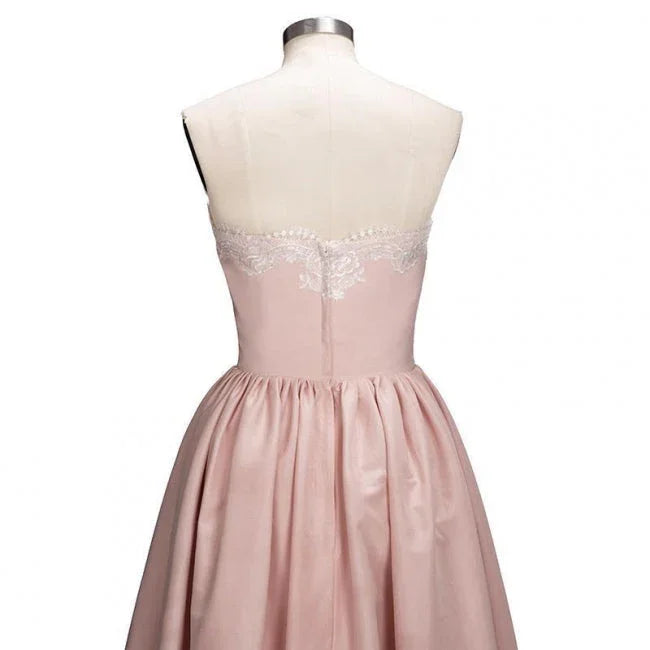 Charmantes Herz-Ausschnitt-Spitze Hi-Lo Homecoming-Kleid Gold Trägerlos Kurzes Partykleid mit Applikationen