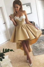 Charmantes Herz-Ausschnitt-Spitze Hi-Lo Homecoming-Kleid Gold Trägerlos Kurzes Partykleid mit Applikationen