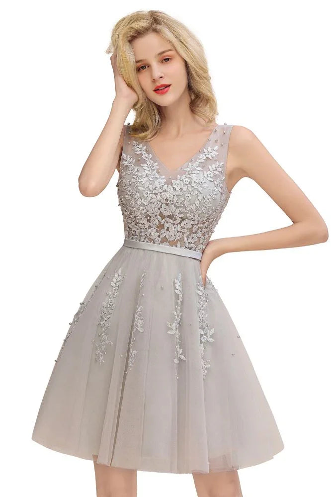 Reizendes V-Ausschnitt-Tüllspitzen-Applikationen Kurzes Homecoming-Kleid A-Linie Rückenfreies Partykleid