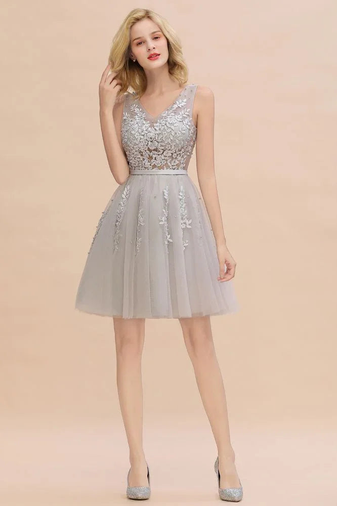 Reizendes V-Ausschnitt-Tüllspitzen-Applikationen Kurzes Homecoming-Kleid A-Linie Rückenfreies Partykleid