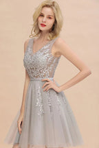 Reizendes V-Ausschnitt-Tüllspitzen-Applikationen Kurzes Homecoming-Kleid A-Linie Rückenfreies Partykleid