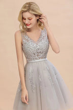 Reizendes V-Ausschnitt-Tüllspitzen-Applikationen Kurzes Homecoming-Kleid A-Linie Rückenfreies Partykleid