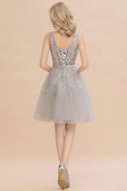 Reizendes V-Ausschnitt-Tüllspitzen-Applikationen Kurzes Homecoming-Kleid A-Linie Rückenfreies Partykleid