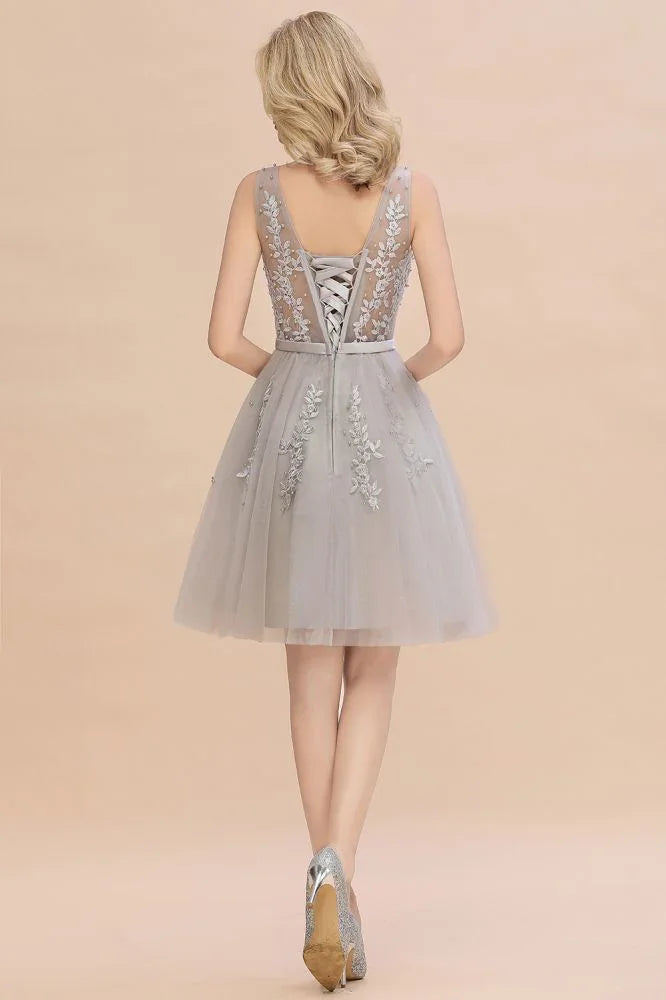 Reizendes V-Ausschnitt-Tüllspitzen-Applikationen Kurzes Homecoming-Kleid A-Linie Rückenfreies Partykleid