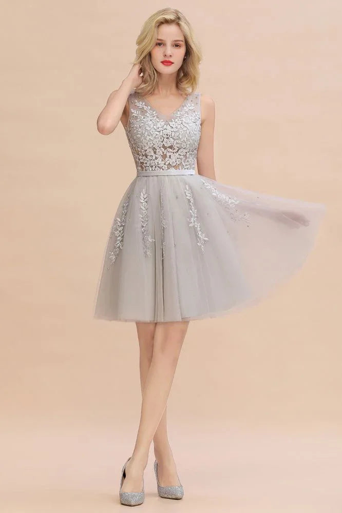 Reizendes V-Ausschnitt-Tüllspitzen-Applikationen Kurzes Homecoming-Kleid A-Linie Rückenfreies Partykleid