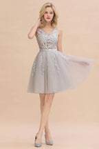 Reizendes V-Ausschnitt-Tüllspitzen-Applikationen Kurzes Homecoming-Kleid A-Linie Rückenfreies Partykleid