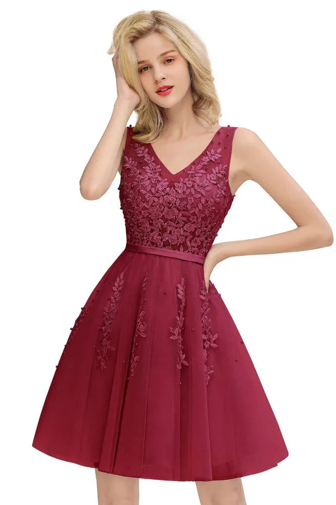 Reizendes V-Ausschnitt-Tüllspitzen-Applikationen Kurzes Homecoming-Kleid A-Linie Rückenfreies Partykleid