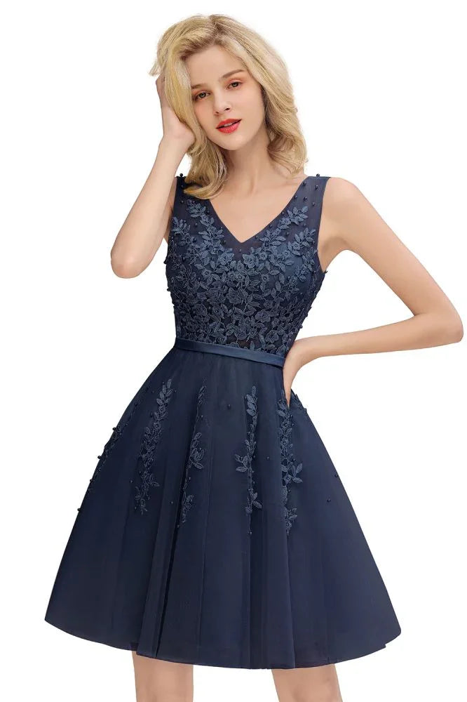 Reizendes V-Ausschnitt-Tüllspitzen-Applikationen Kurzes Homecoming-Kleid A-Linie Rückenfreies Partykleid