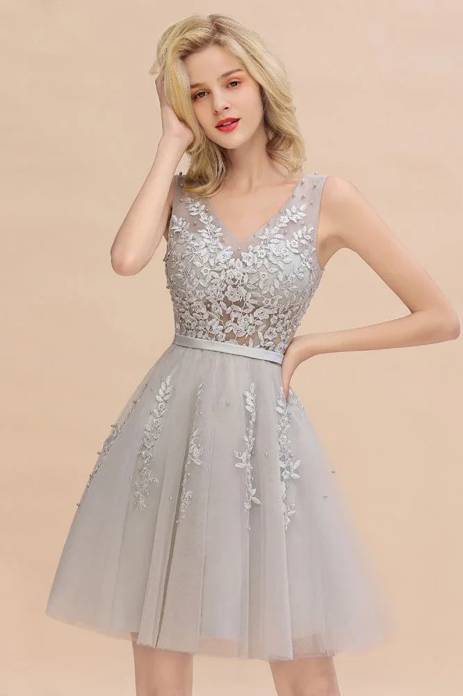 Reizendes V-Ausschnitt-Tüllspitzen-Applikationen Kurzes Homecoming-Kleid A-Linie Rückenfreies Partykleid