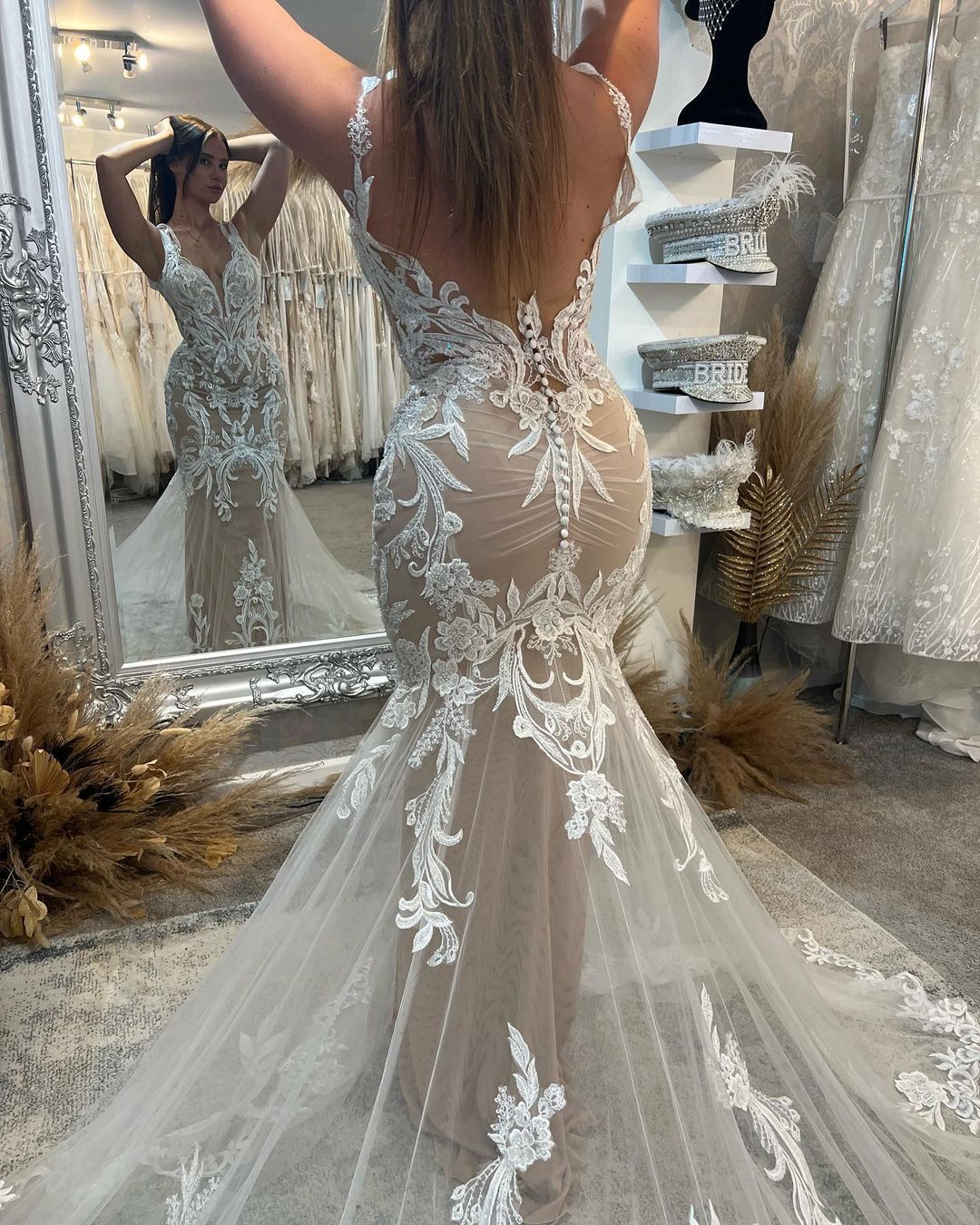 Chices bodenlanges trägerloses Meerjungfrau-Spitzen-Brautkleid mit V-Ausschnitt und Kapellenzug