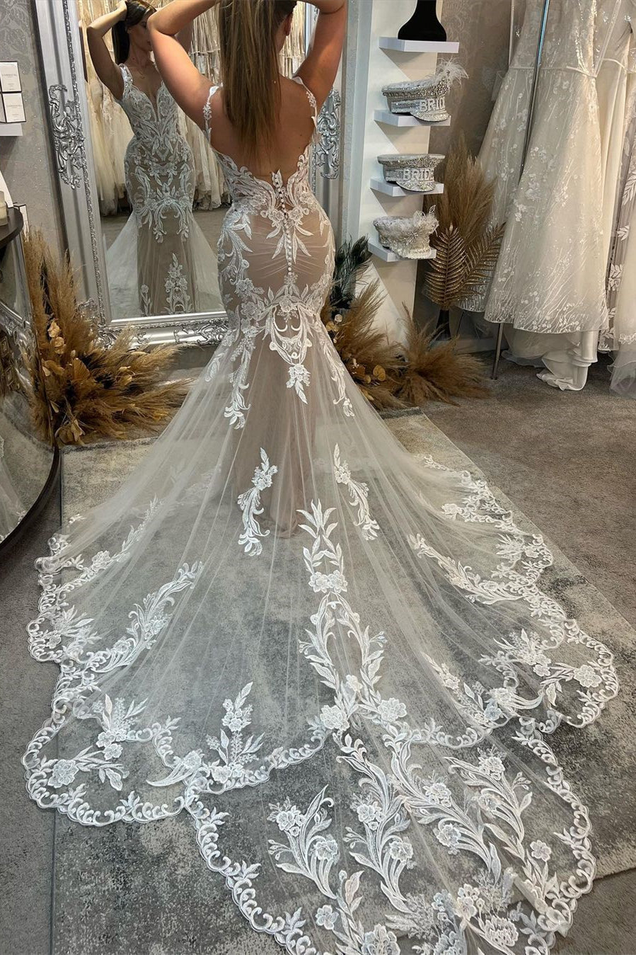 Chices bodenlanges trägerloses Meerjungfrau-Spitzen-Brautkleid mit V-Ausschnitt und Kapellenzug