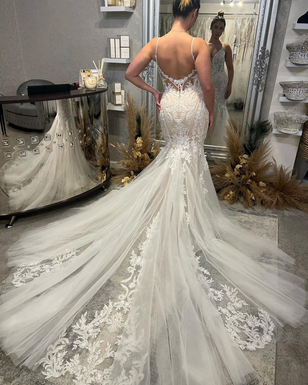 Chices bodenlanges V-Ausschnitt-Trägerkleid ohne Ärmel mit Meerjungfrauenschnitt und Kapellenzug als Hochzeitskleid