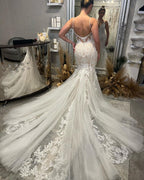 Chices bodenlanges V-Ausschnitt-Trägerkleid ohne Ärmel mit Meerjungfrauenschnitt und Kapellenzug als Hochzeitskleid